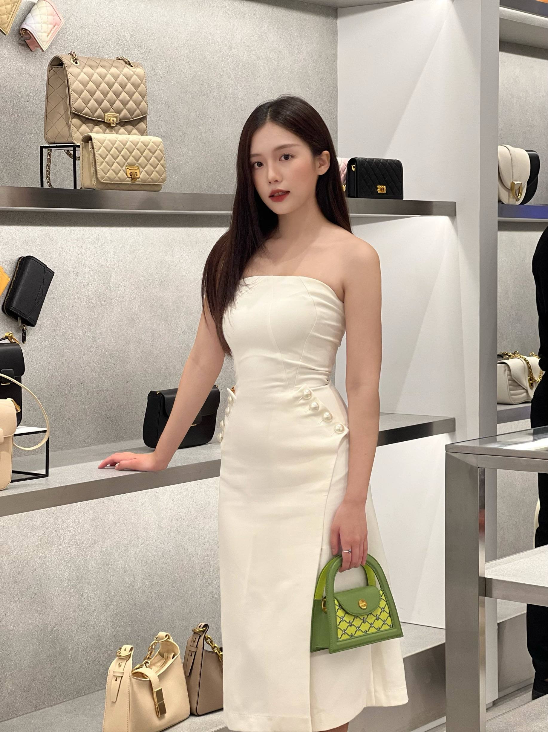 Tiktokers tạo dáng với túi Charles &amp; Keith xanh thời thượng