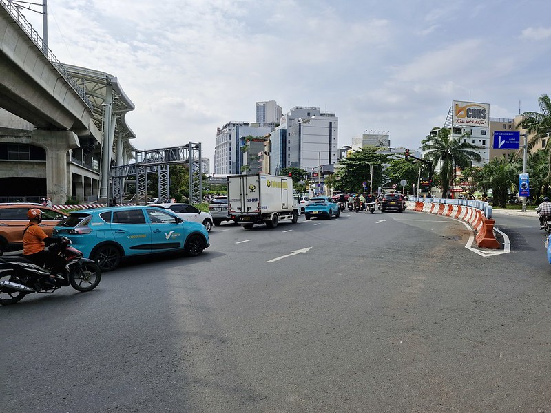 Tình hình giao thông nhộn nhịp tại khu vực Ga Tân Cảng, điểm nhấn gần ga metro Landmark 81