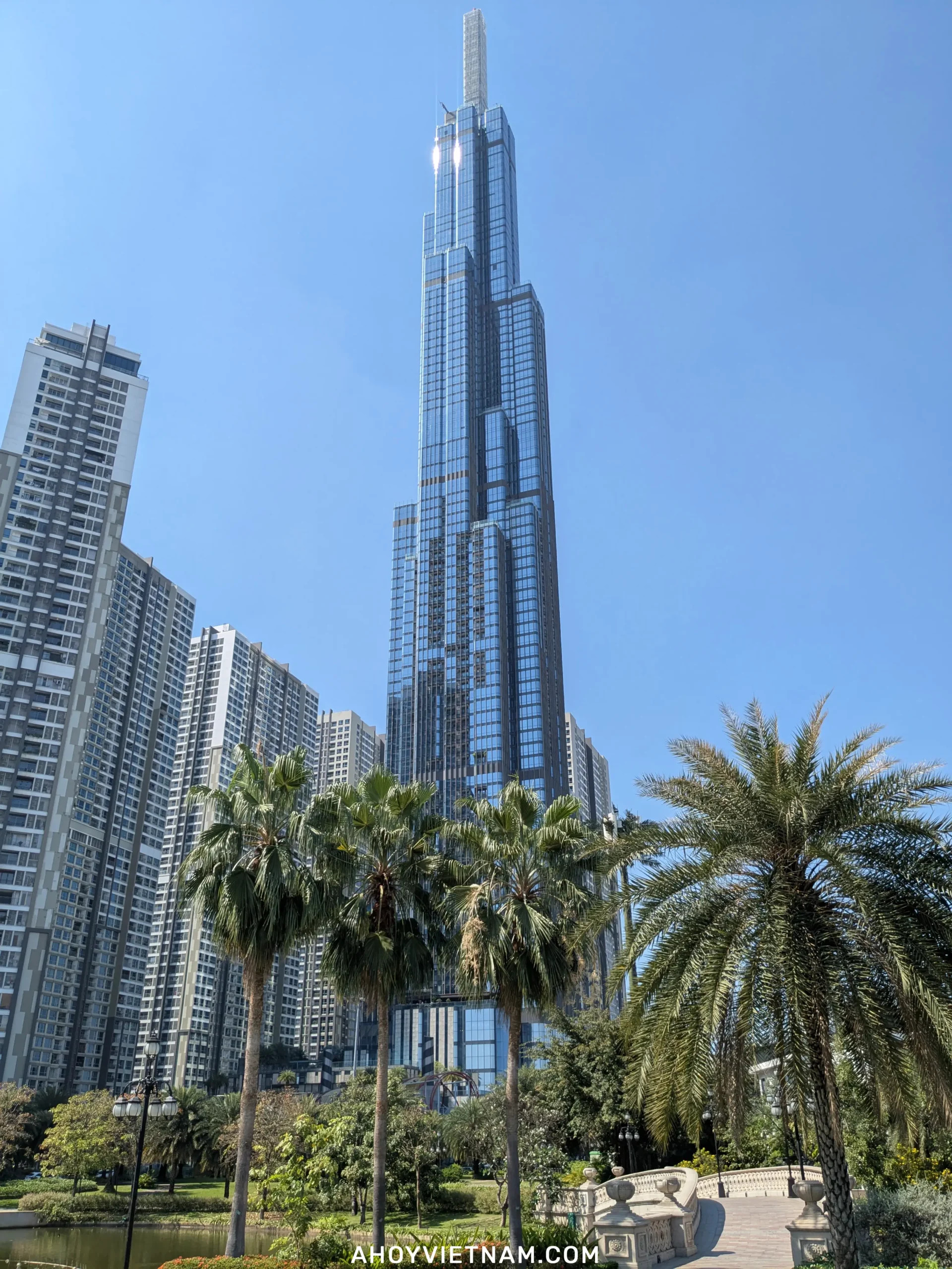 Tòa nhà Landmark 81 Central Park giữa hàng cọ xanh mát
