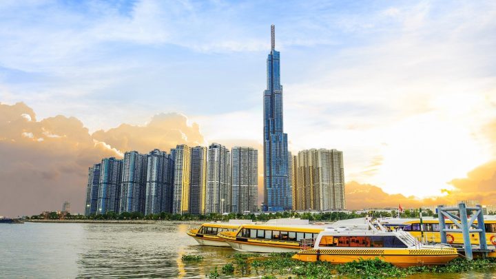 Tòa nhà Landmark 81 hiện đại tại Vinhomes Central Park, biểu tượng của sự sang trọng và đổi mới trong ngành du lịch nghỉ dưỡng