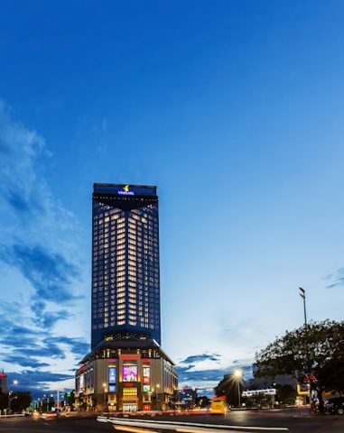 Tòa nhà Vinpearl Hotel Huế sừng sững