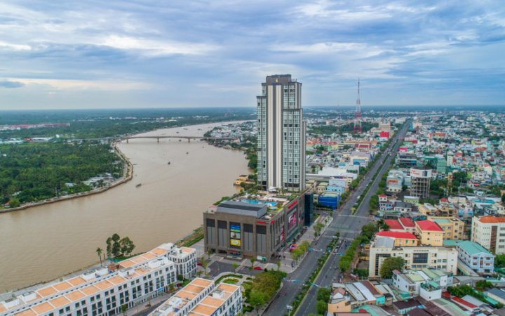 Toàn cảnh khách sạn Vinpearl Cần Thơ nhìn từ sông Hậu và Bến Ninh Kiều