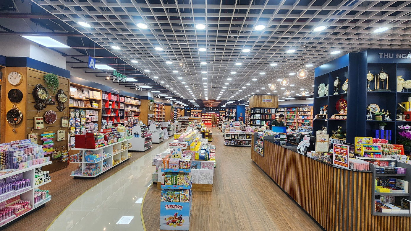 Toàn cảnh không gian rộng lớn của nhà sách Fahasa Vincom Trần Duy Hưng.