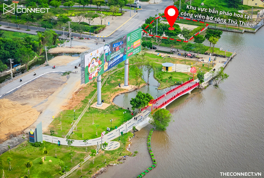 Toàn cảnh khu vực bắn pháo hoa tại công viên bờ sông Thủ Thiêm, địa điểm thu hút đông đảo người dân xem pháo hoa