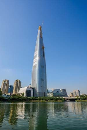Toàn cảnh Lotte World Tower ở Seoul, Hàn Quốc, một tòa nhà chọc trời nổi bật, thể hiện sự phát triển của kiến trúc đô thị hiện đại.