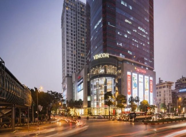 Toàn cảnh mặt ngoài của trung tâm thương mại Vincom Nguyễn Chí Thanh với kiến trúc hiện đại, thu hút khách hàng đến mua sắm và gửi xe