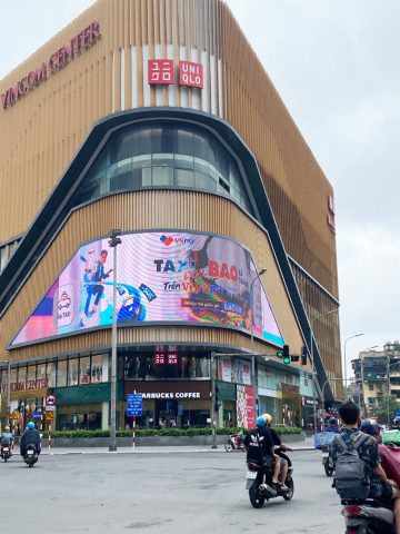 Toàn cảnh mặt tiền trung tâm thương mại Vincom Phạm Ngọc Thạch nhộn nhịp