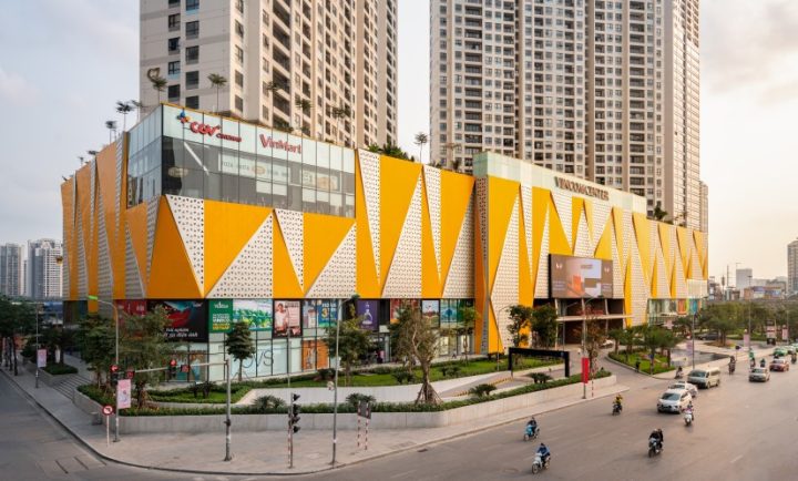 Toàn cảnh mặt tiền Vincom Center Trần Duy Hưng với kiến trúc hiện đại, thu hút ánh nhìn