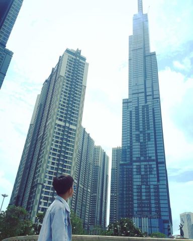 Toàn cảnh tòa nhà Landmark 81 vươn cao, biểu tượng của sự hiện đại và nơi có CGV Landmark 81 gửi xe thuận tiện