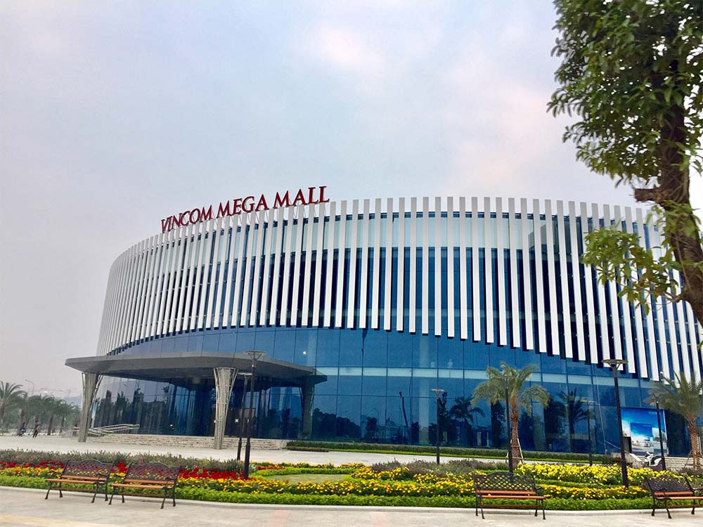 Toàn cảnh Vincom Mega Mall Smart City từ bên ngoài, bao gồm các khu vực tiện ích và bãi đỗ xe