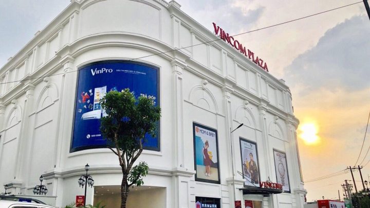 Toàn cảnh Vincom Plaza Bình Dương rực rỡ trong ngày khai trương, thu hút đông đảo khách tham quan.