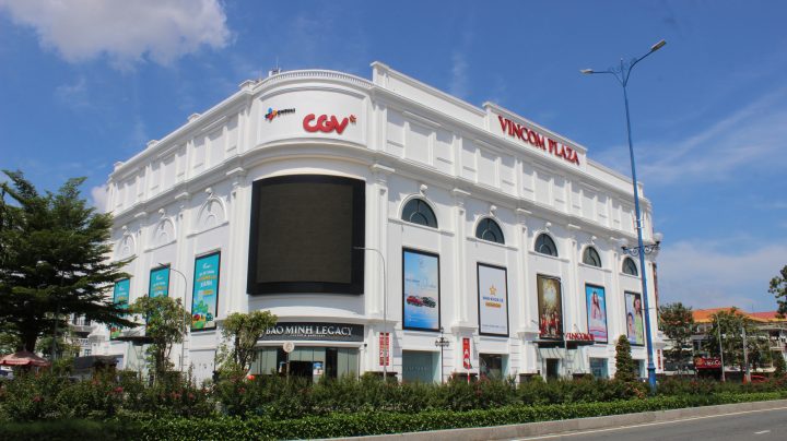 Toàn cảnh Vincom Plaza Mỹ Tho với kiến trúc hiện đại, là trung tâm mua sắm và giải trí hàng đầu.