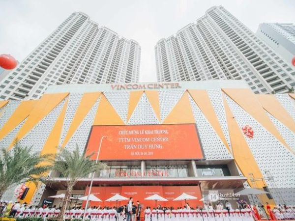 Tổng quan mặt ngoài của Vincom Trần Duy Hưng với các biểu ngữ thương hiệu