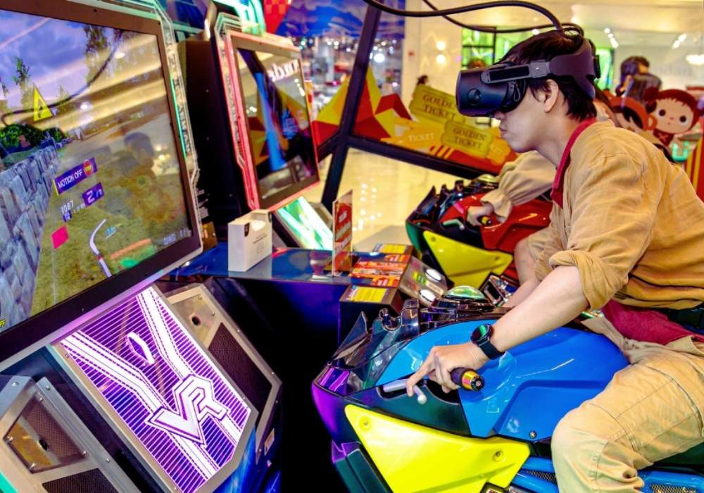 Trải nghiệm không gian thực tế ảo tại khu vui chơi Vincom Metropolis với kính VR