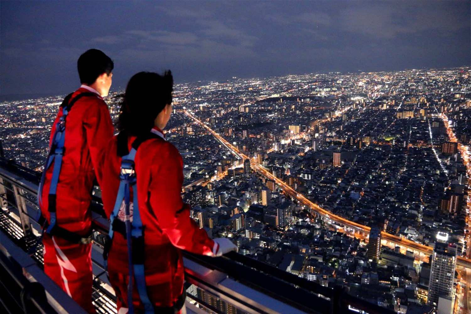 Trải nghiệm SkyTouch tại đài quan sát Landmark 81 SkyView với sàn kính tương tác