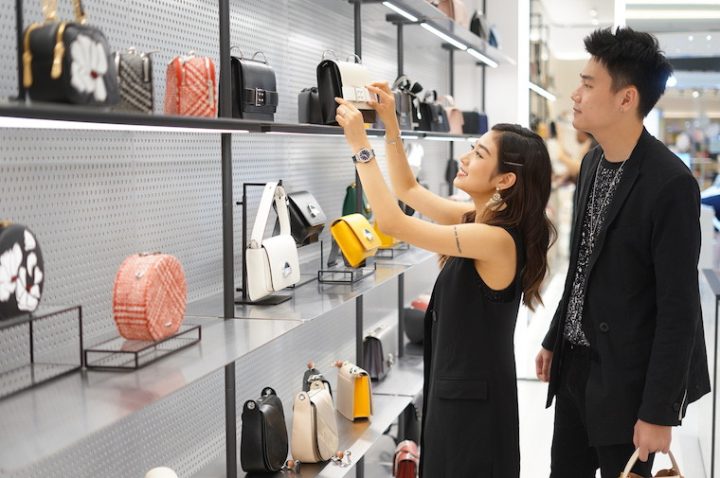 Trang Lou và Tùng Sơn tại sự kiện khai trương Pedro Vincom Trần Duy Hưng