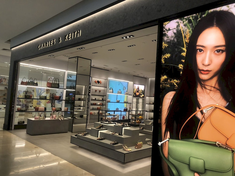 Trang sức và thời trang nữ được bày bán tại tầng một của The Garden Shopping Center.