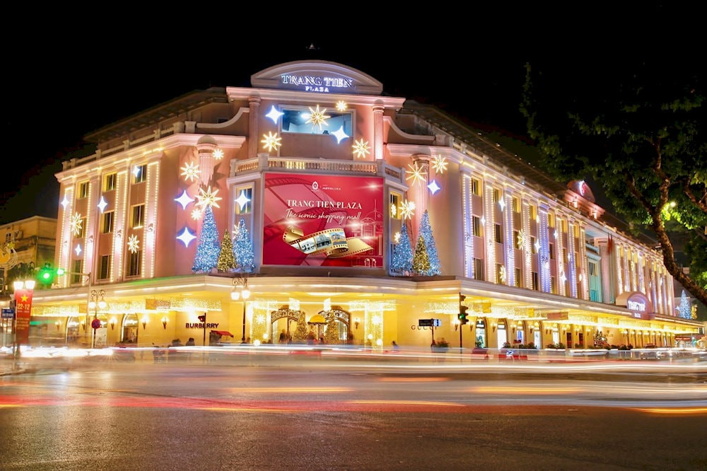 Tràng Tiền Plaza nổi bật trên phố Tràng Tiền nhộn nhịp, thu hút mọi ánh nhìn với vẻ đẹp thanh lịch và sang trọng.