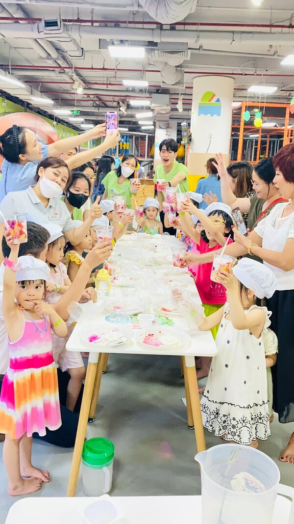 Trẻ em hóa trang thành đầu bếp tại khu vui chơi trẻ em ở Vincom Phạm Ngọc Thạch