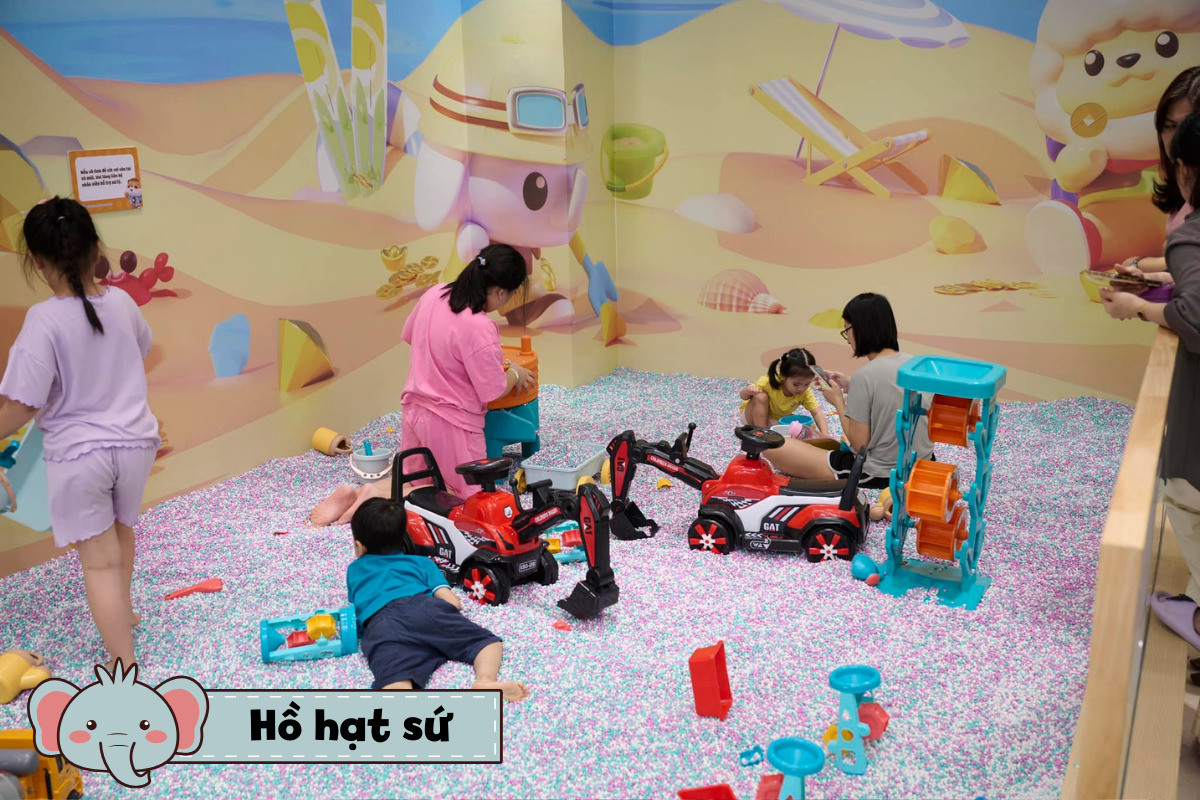 Trẻ em thỏa sức sáng tạo với cát nhân tạo tại khu vui chơi của vườn thú chú voi con
