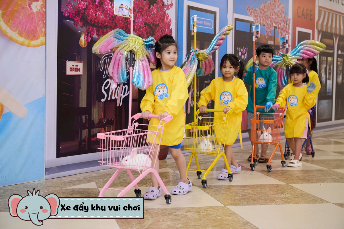 Trẻ em tương tác vui vẻ với cát nặn tại khu vui chơi của vườn thú chú voi con