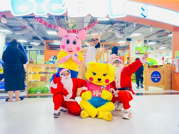 Trẻ em và phụ huynh vui chơi tại khu vận động Bigfun