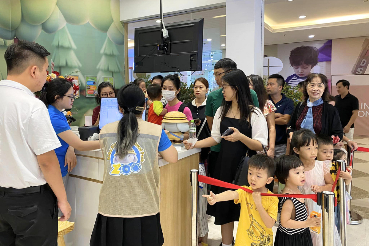 Trẻ em và phụ huynh vui vẻ tương tác tại vườn thú chú voi con Royal City