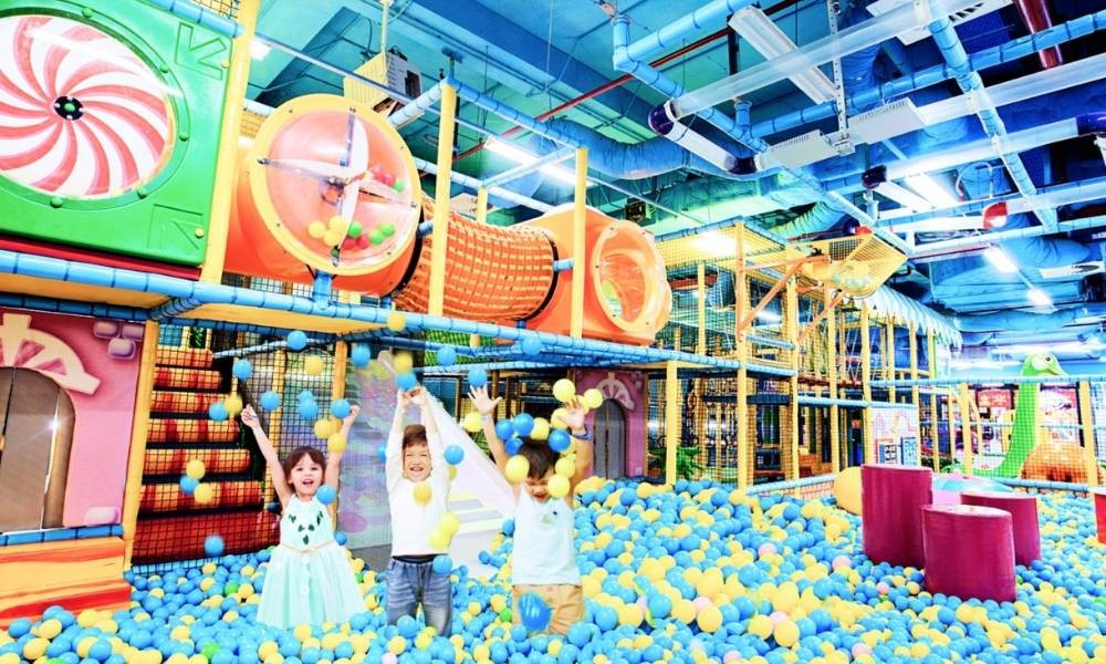 Trẻ em vui chơi tại khu giải trí trong Vincom Lê Văn Việt Thủ Đức