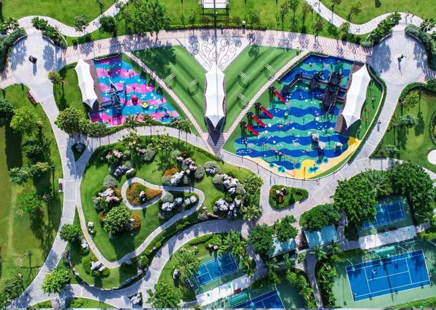 Trẻ em vui chơi tại khu vực dành riêng trong Công viên bờ sông Landmark 81 Vinhomes Central Park