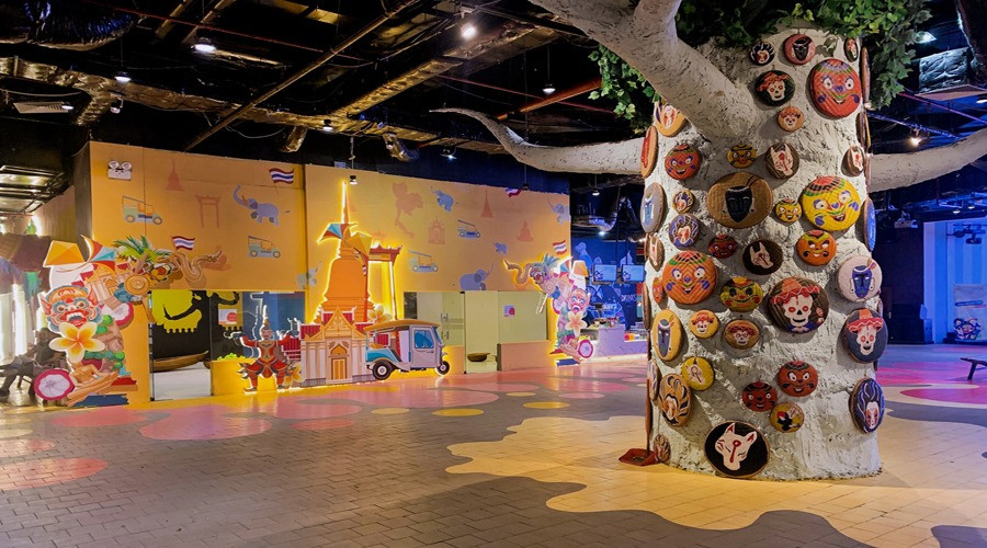 Trẻ em vui chơi trong khu trò chơi sáng tạo tại Kidz City Vincom Bà Triệu