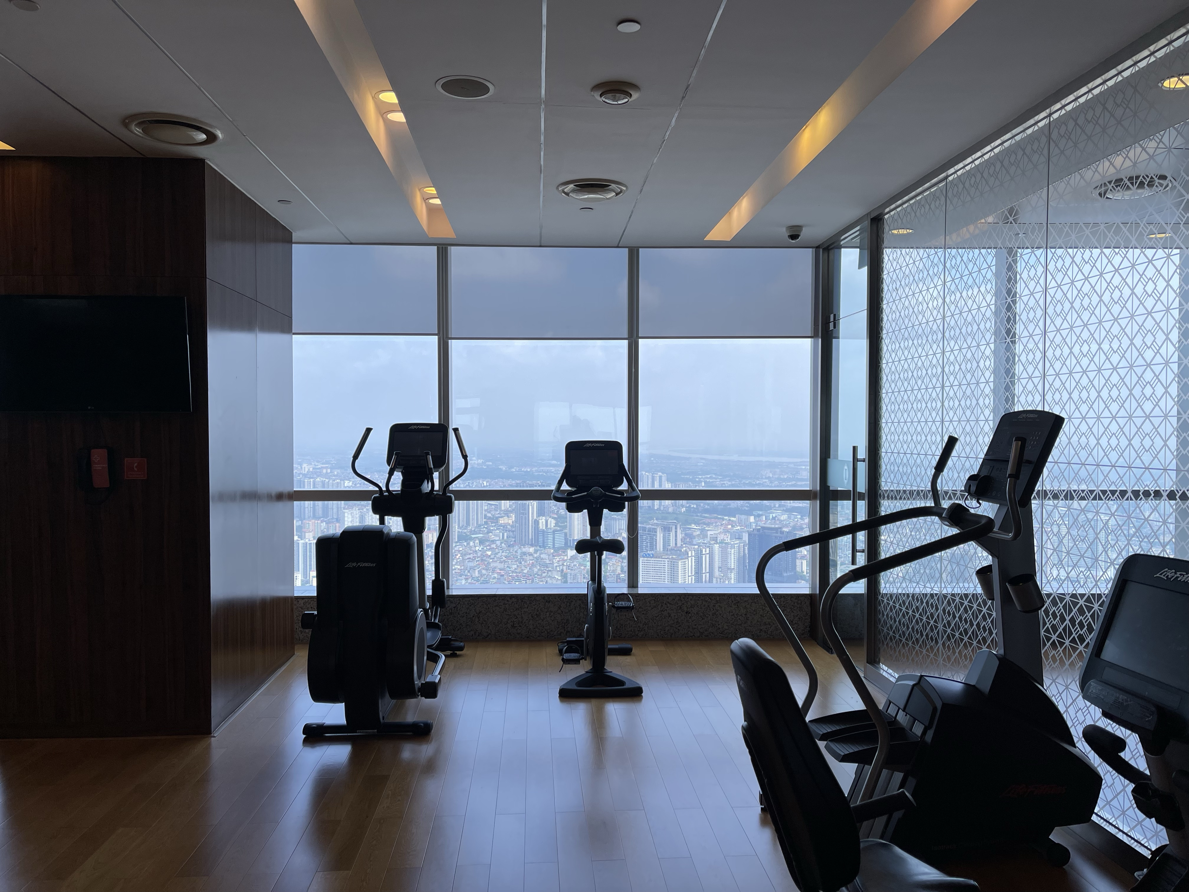Trung tâm thể dục với trang thiết bị hiện đại và tầm nhìn thành phố tại InterContinental Hanoi Landmark Hotel
