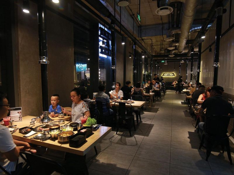 Từng miếng thịt nướng vàng ươm, thơm lừng tại nhà hàng Meat &amp; Meet