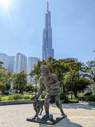 Tượng thợ săn và chó bên cạnh tòa nhà Landmark 81 Central Park