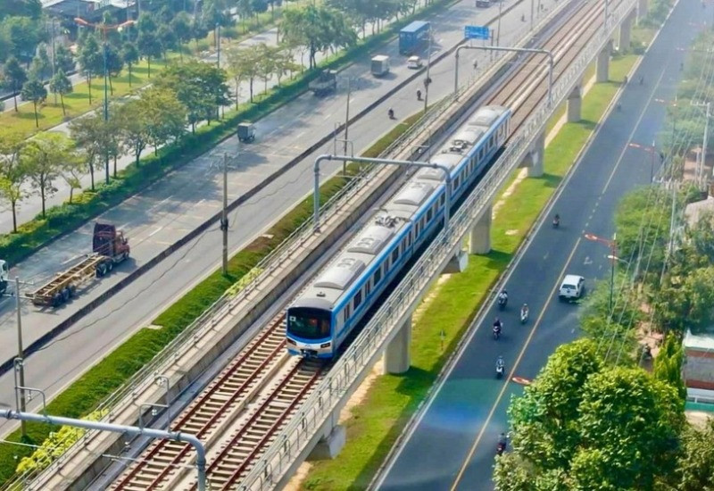 Tuyến Metro số 1 giúp di chuyển dễ dàng đến Vincom Lê Văn Việt để thưởng thức ẩm thực