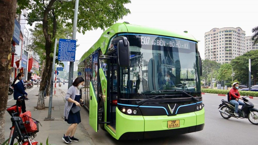 Tuyến xe buýt E07 đi qua Vincom Metropolis Liễu Giai thuận tiện cho du khách