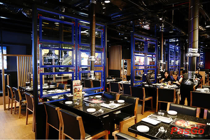 Vách ngăn trang trí tạo không gian riêng tư cho thực khách tại King BBQ Vincom Phạm Ngọc Thạch