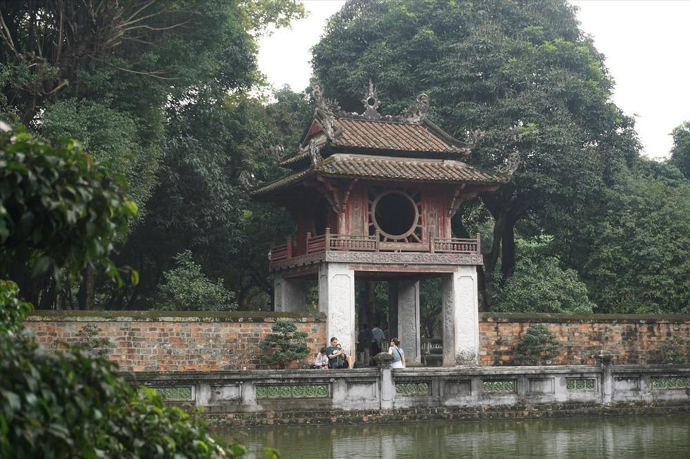 Văn Miếu Quốc Tử Giám, một biểu tượng văn hóa cách Vincom Nguyễn Chí Thanh khoảng 4km