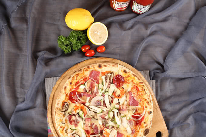 Viền bánh Pizza phồng lên và xém củi lửa
