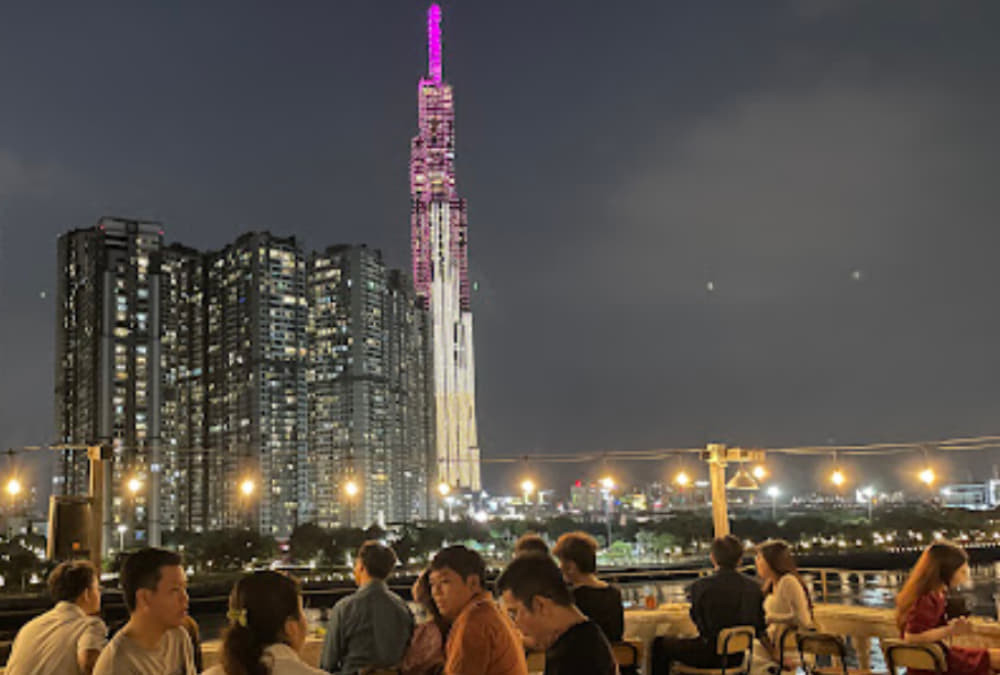 View ngắm Landmark 81 từ Chạng Vạng Cafe Trần Não về đêm