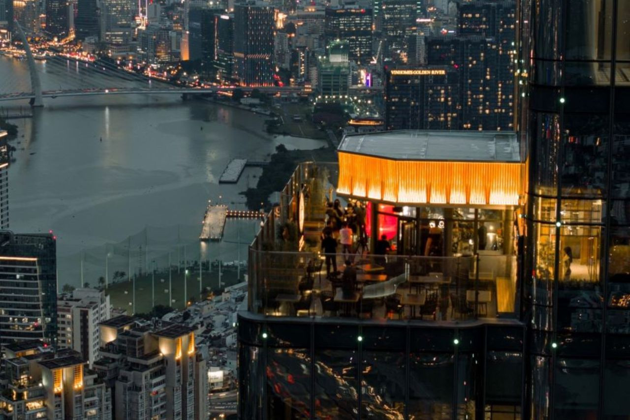 View thành phố từ không gian ngoài trời Tenku Sky 67 Landmark 81