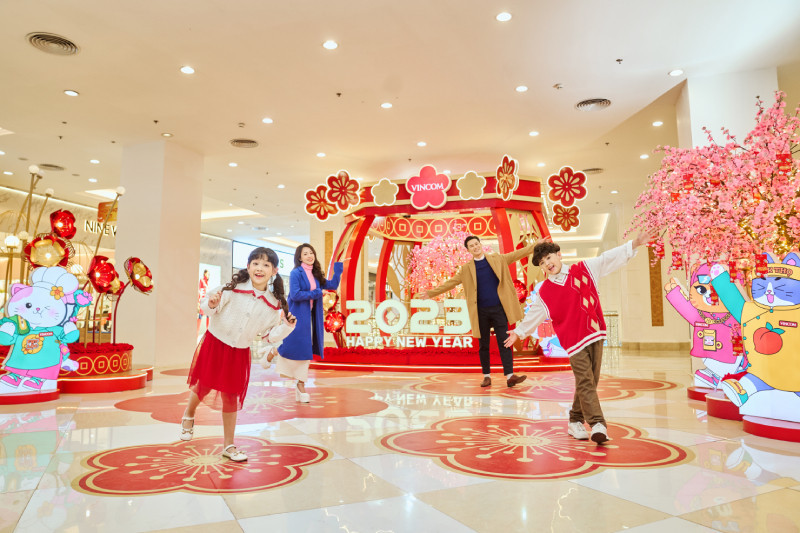 Vincom Mega Mall Royal City với cổng vàng tráng lệ, thu hút du khách