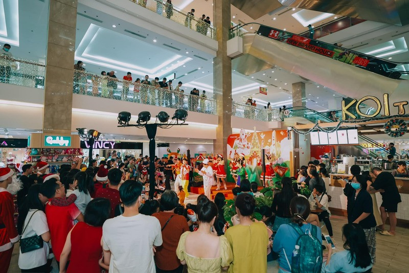 Vincom Mega Mall Thảo Điền về đêm với ánh sáng lung linh, thu hút mọi ánh nhìn.