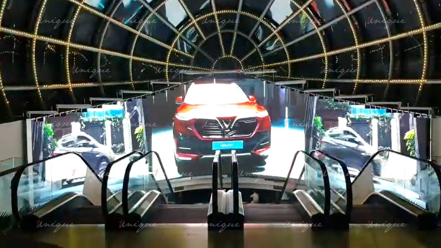 Vinfast trình làng mẫu xe Lux SA 2.0 đầy ấn tượng trên màn hình LED lớn tại Vincom Mega Mall Hà Nội