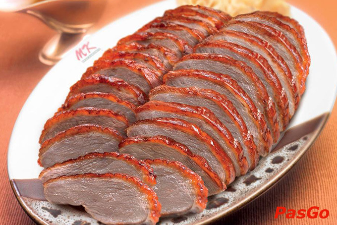Vịt quay Bắc Kinh thơm lừng, hấp dẫn của MK Restaurant