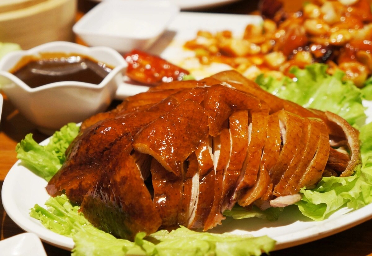 Vịt quay da vàng óng, giòn rụm và mọng nước