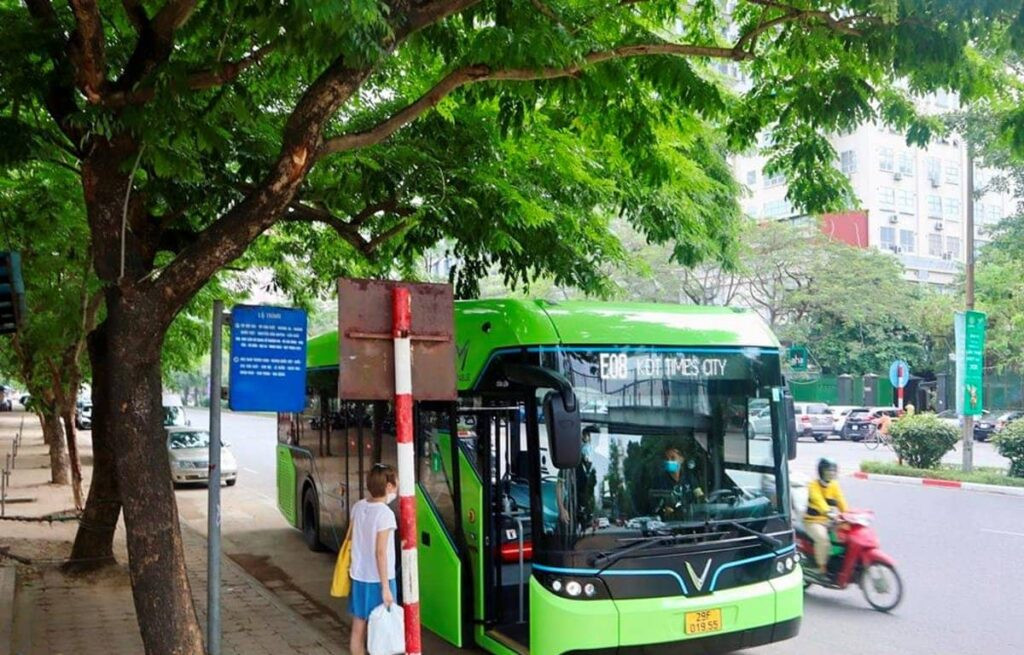 Xe buýt đang di chuyển trên đường Nguyễn Chí Thanh, một lựa chọn tiện lợi cho việc đến Vincom mà không cần gửi xe