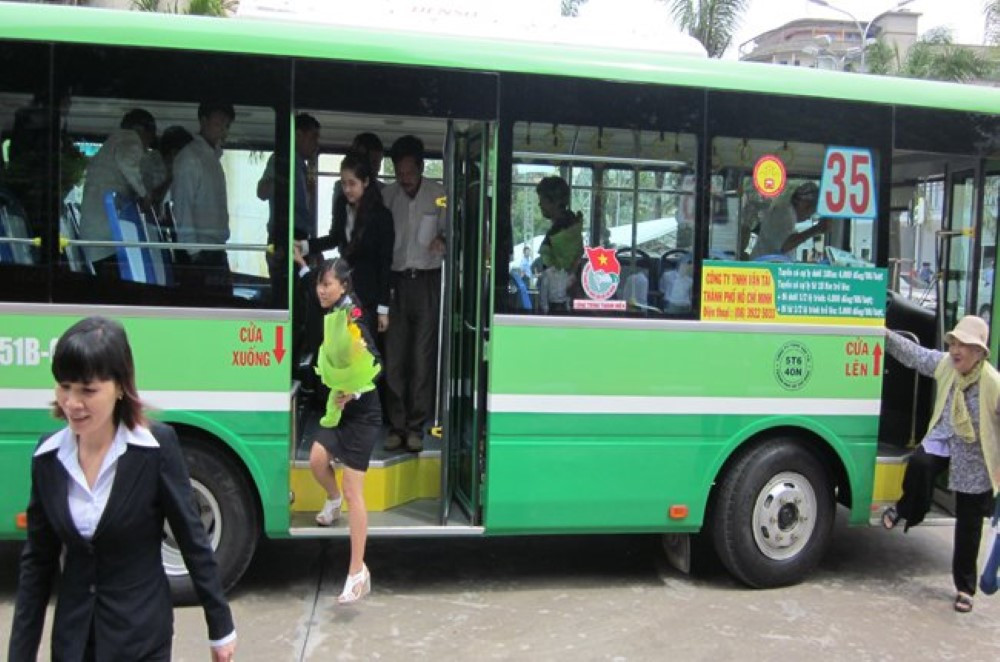 Xe buýt số 35 với trạm dừng gần Vincom Quận 2 Thảo Điền, thuận tiện cho du khách