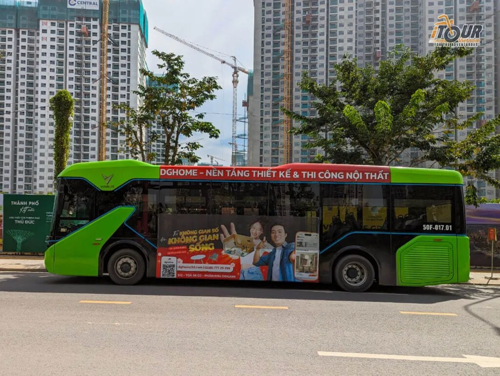 Xe buýt trên đường Hậu Giang