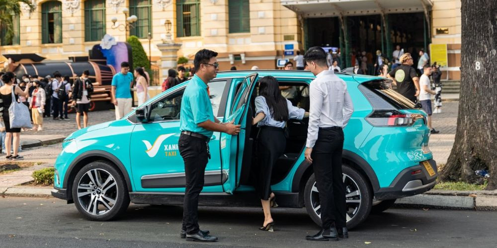 Xe điện Xanh SM đậu sẵn sàng đưa đón khách đến rạp chiếu phim Bình Thạnh
