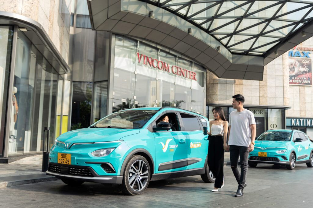 Xe điện Xanh SM đón khách trước Vincom Plaza Skylake Phạm Hùng, phương tiện di chuyển thân thiện môi trường.